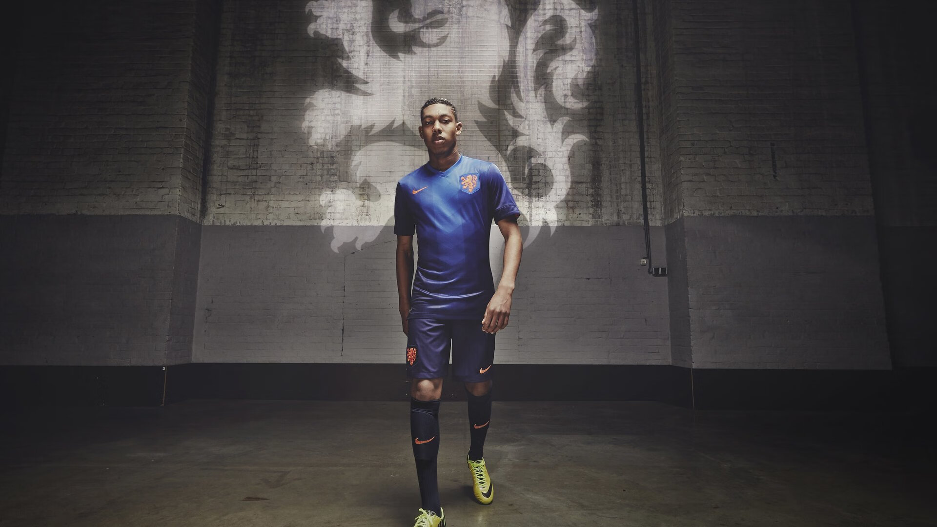 凯恩双响建功，领衔拜仁锋线制胜，凯恩是那个球队